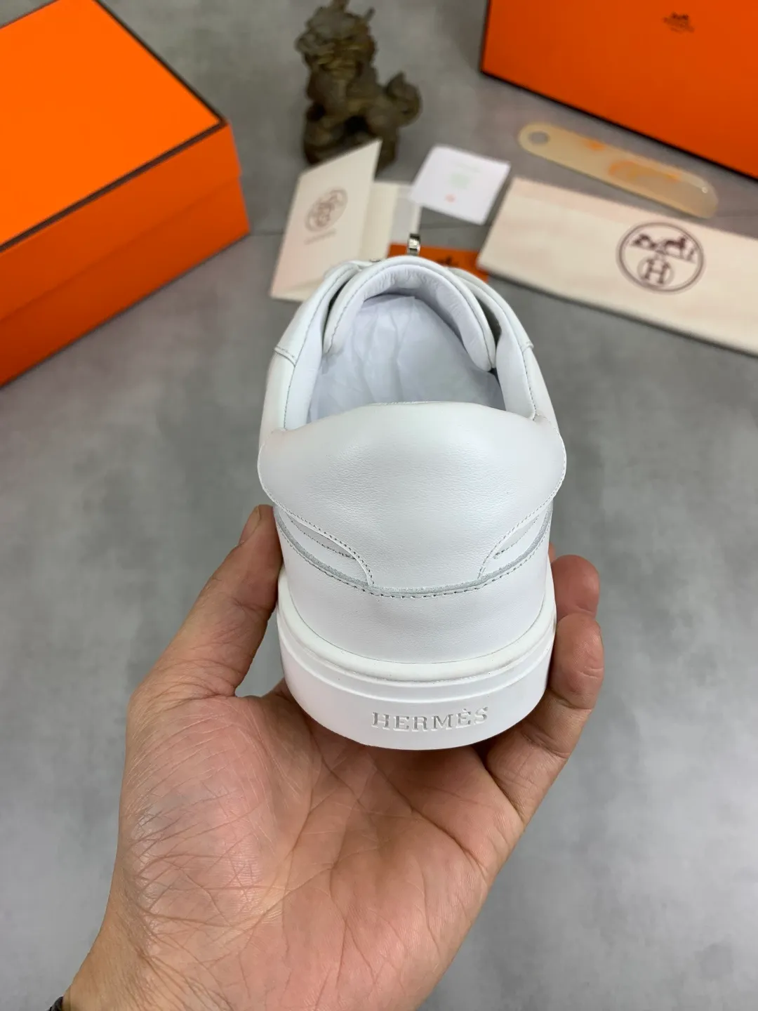 Men's men's shoes 💰P640 New Hermes top version Hermès classic couple style #𝐊𝐞𝐥𝐥𝐲 buckle casual white shoes skateboard shoes that will not conflict with shoes at all. Full of unknowns, Hermès rarely produces flat casual shoes and they are paired with classic palladium-plated Kelly shoe buckles! You'll fall in love with it at first sight. It's super versatile and can be worn with any skirt or pants. 🉑️Close your eyes and wear it. It's super noble. Fabric: Specific cowhide/canvas material. Lining: Sheepskin lining. Outsole: Original molded TPU outsole. Size: 35-45.